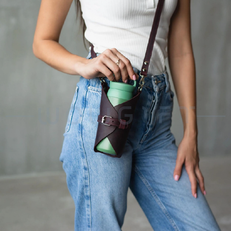 皮革可調斜背保溫杯套客製，客製飲料提袋