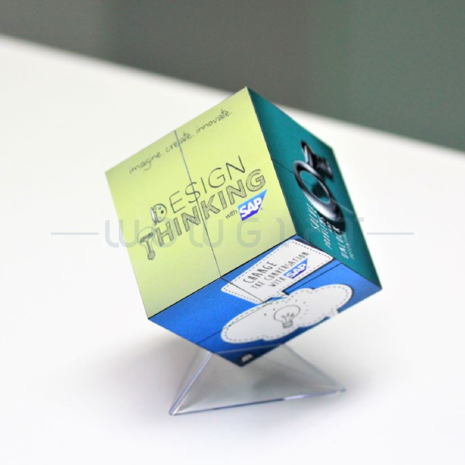 魔術方塊．互動翻轉展示立方