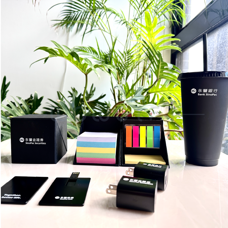 USB插頭、便條紙、吸管杯等